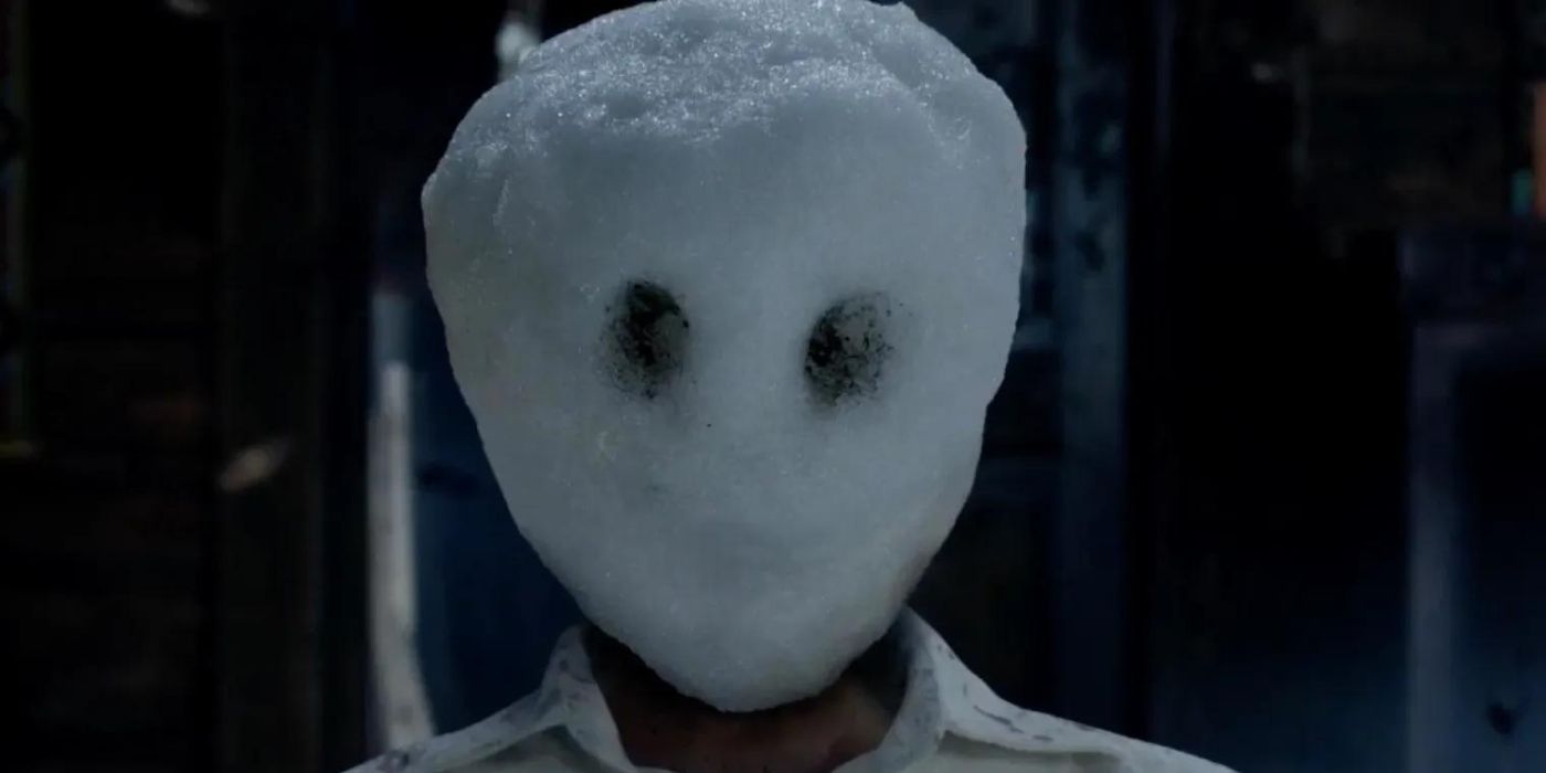 Seorang pria yang kepalanya membeku di salju dalam film 2017 'The Snowman'