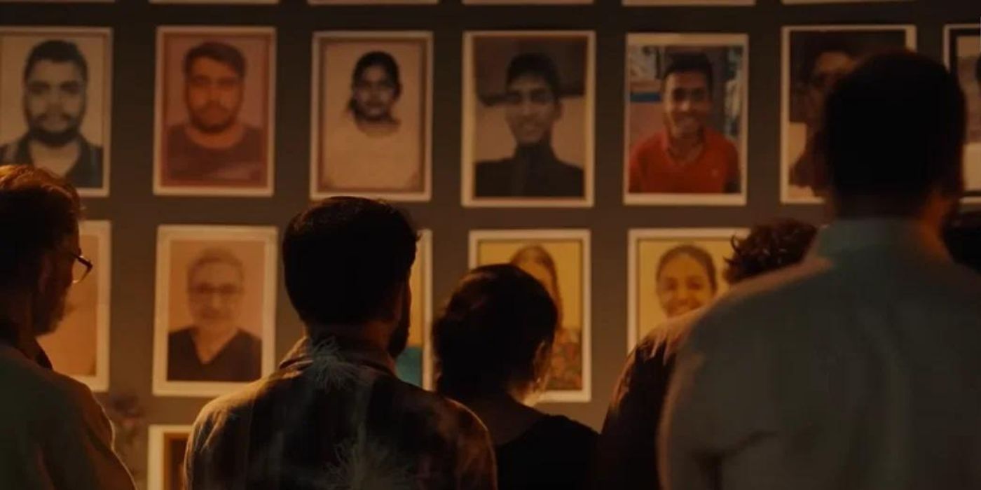 Des personnes regardent des photos sur le mur des victimes de l'incendie d'Uphaar dans la bande-annonce de la mini-série Netflix 