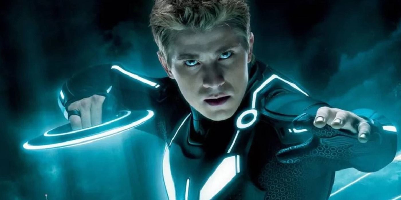 Garrett Hedlund as Sam Flynn holding a weapon in Tron: Legacy