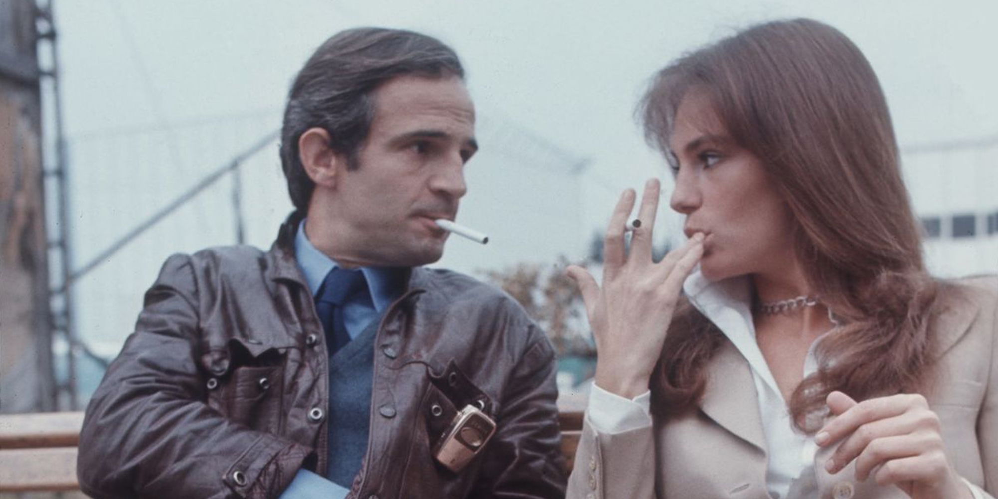 Truffaut fume une cigarette aux côtés de Jacqueline Bisset dans une capture d'écran de Truffaut's Day for Night