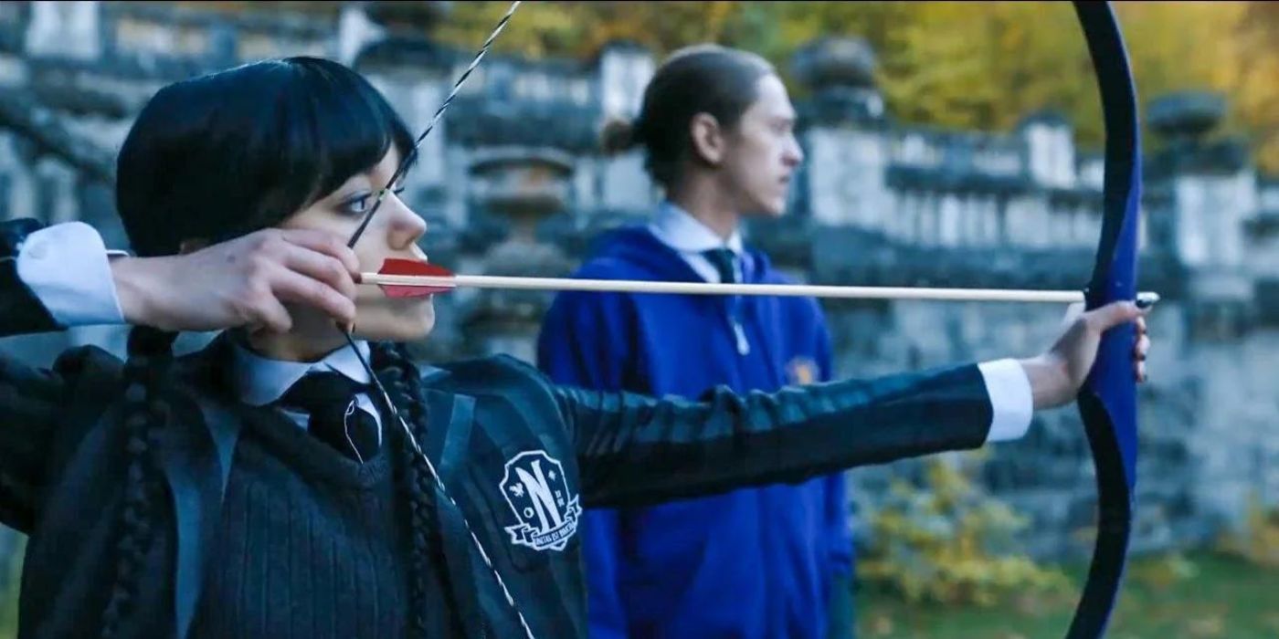 Quarta-feira, interpretada por Jenna Ortega, atira arco e flecha enquanto Xavier, interpretado por Percy Hynes White, assiste a 'Quarta-feira' da Netflix.