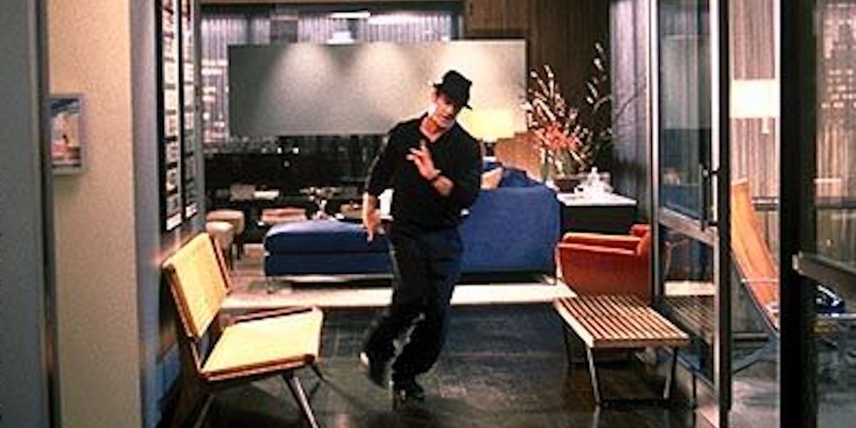 Mel Gibson como Nich Marshall dança em seu quarto em What Women Want