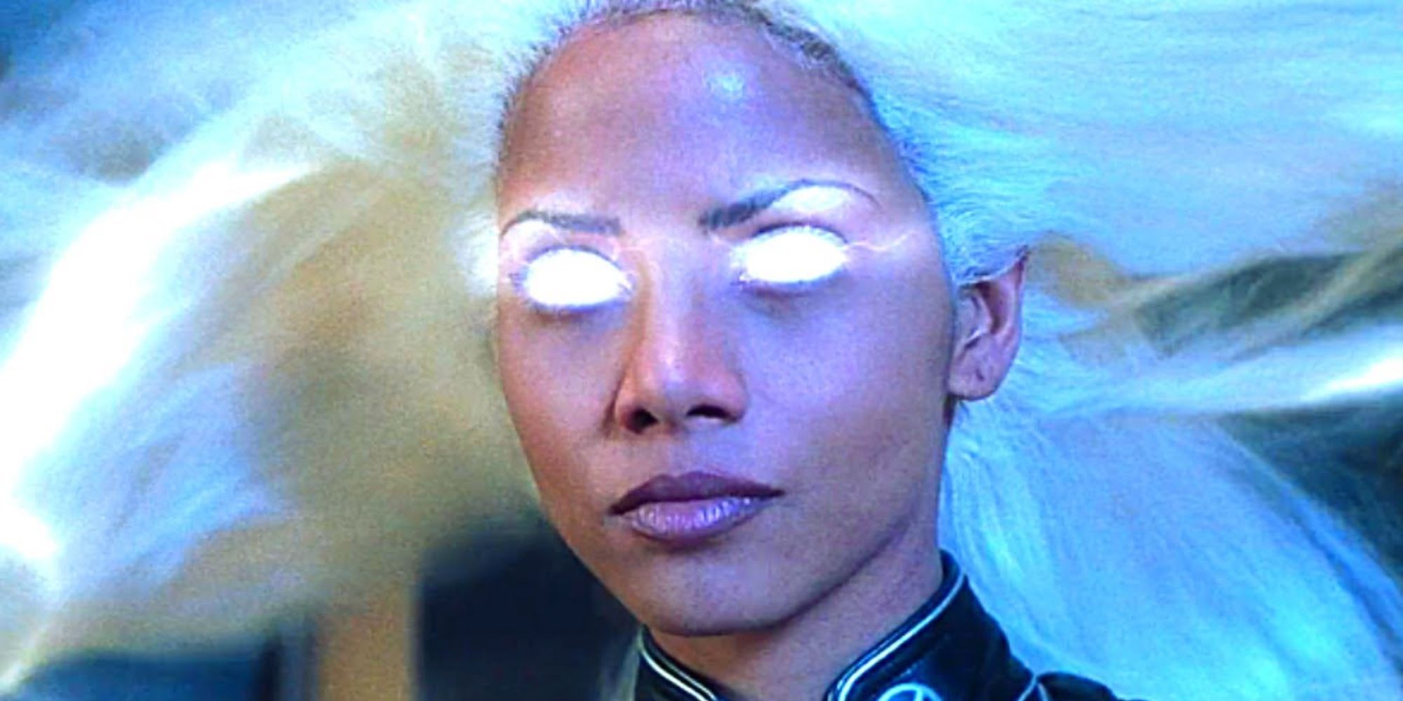 Halle Berry alors que les yeux de Storm brillent d'électricité dans X-Men