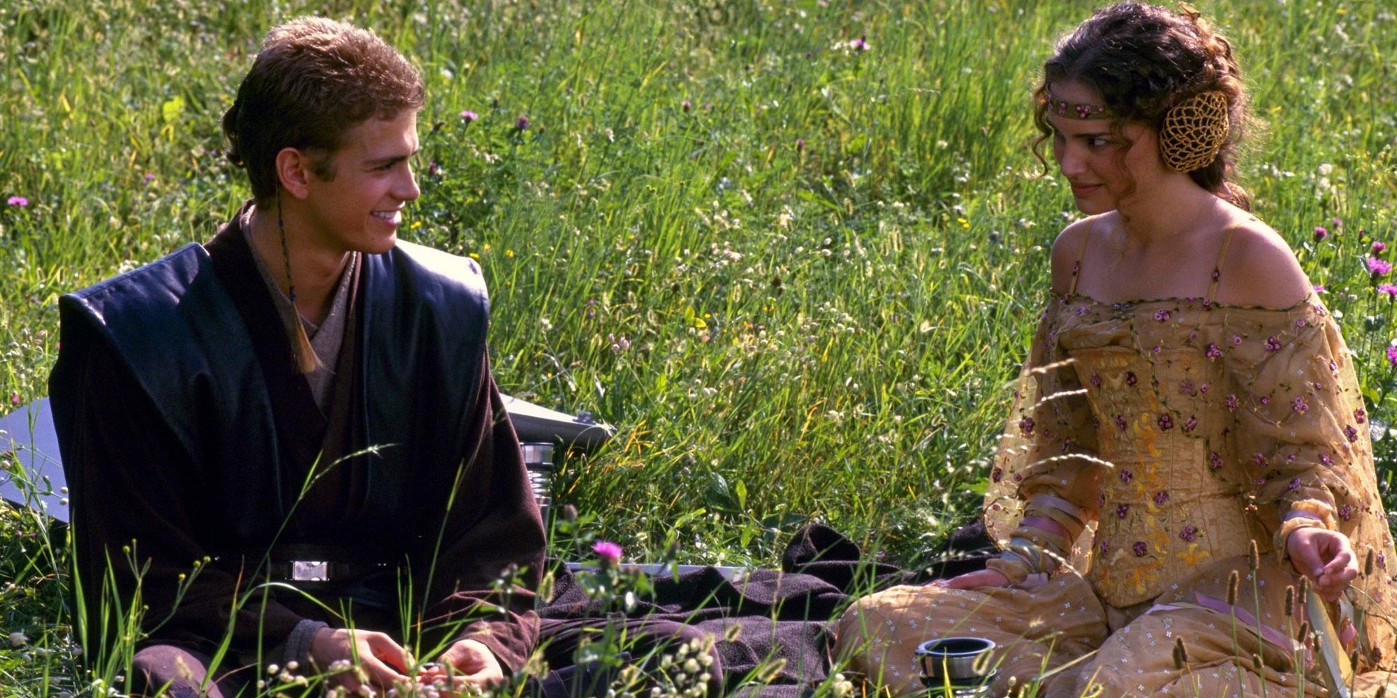 Anakin Skywalker (Hayden Christensen) y Padmé Amidala (Natalie Portman) en la isla Naboo en Star Wars: El ataque de los clones