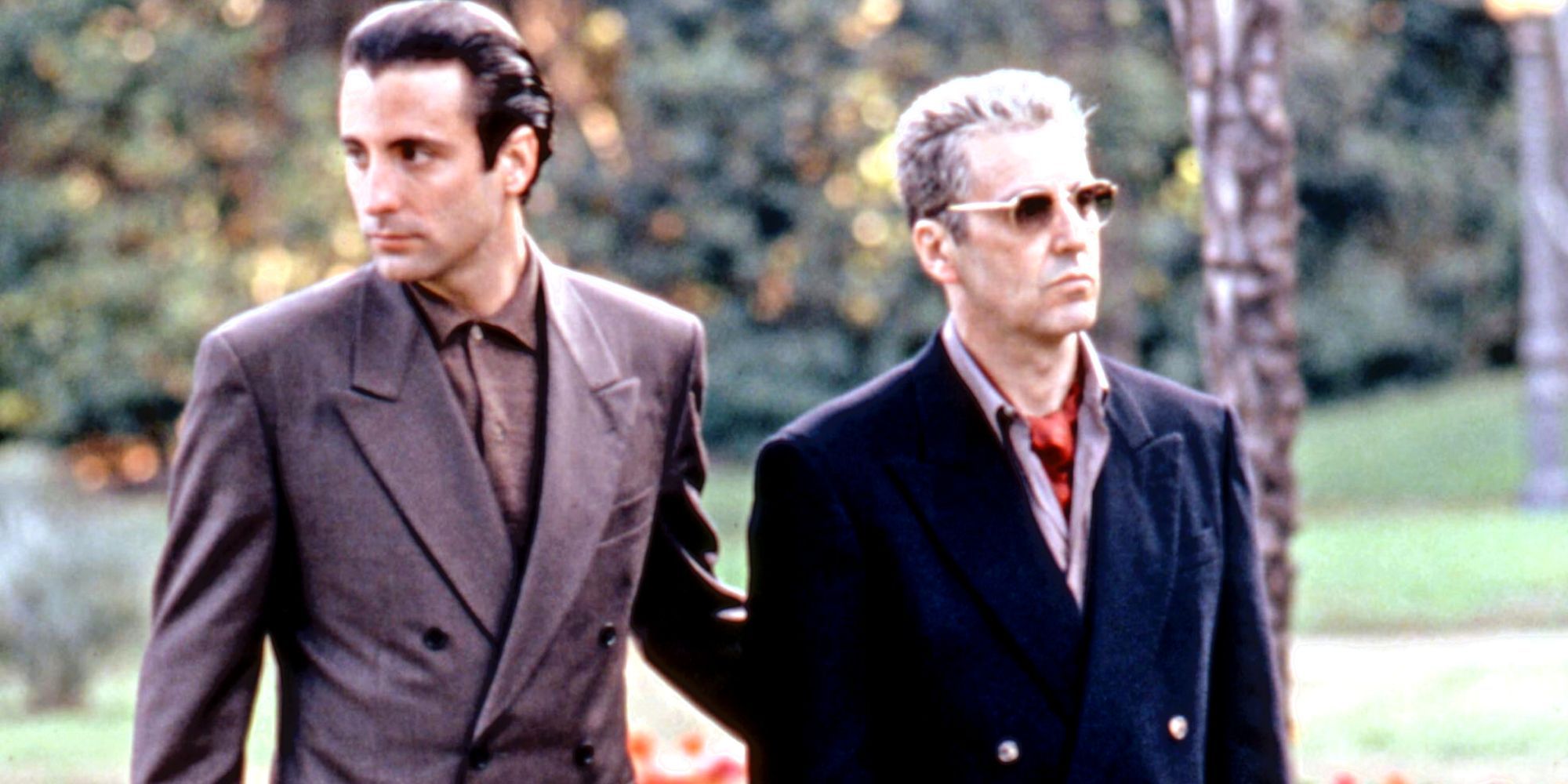Andy Garcia berdiri di samping Al Pacino di The Godfather III