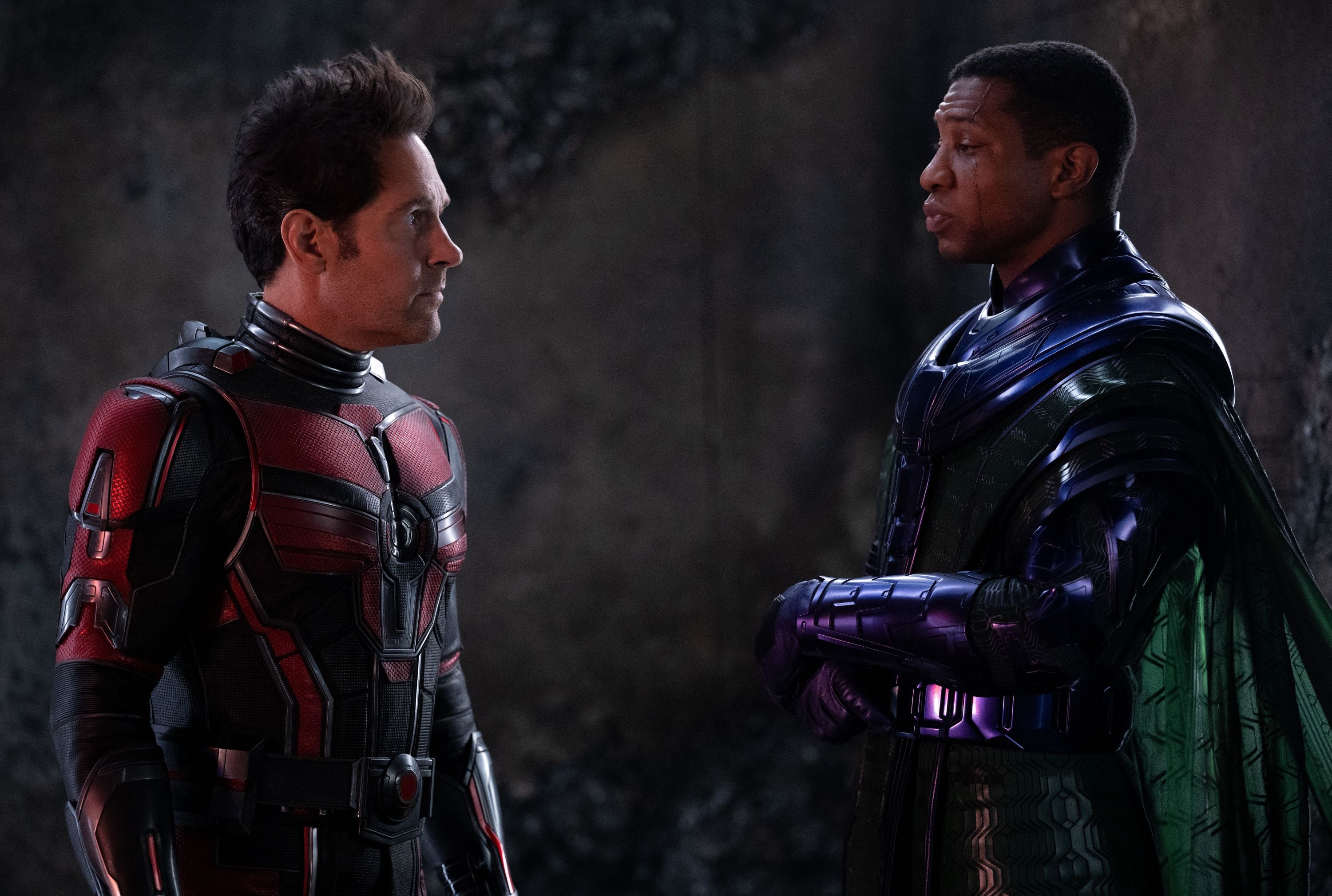 Paul Rudd en Scott Lang et Jonathan Majors en Kang le Conquérant dans le royaume quantique dans Ant-Man et la Guêpe : Quantumania