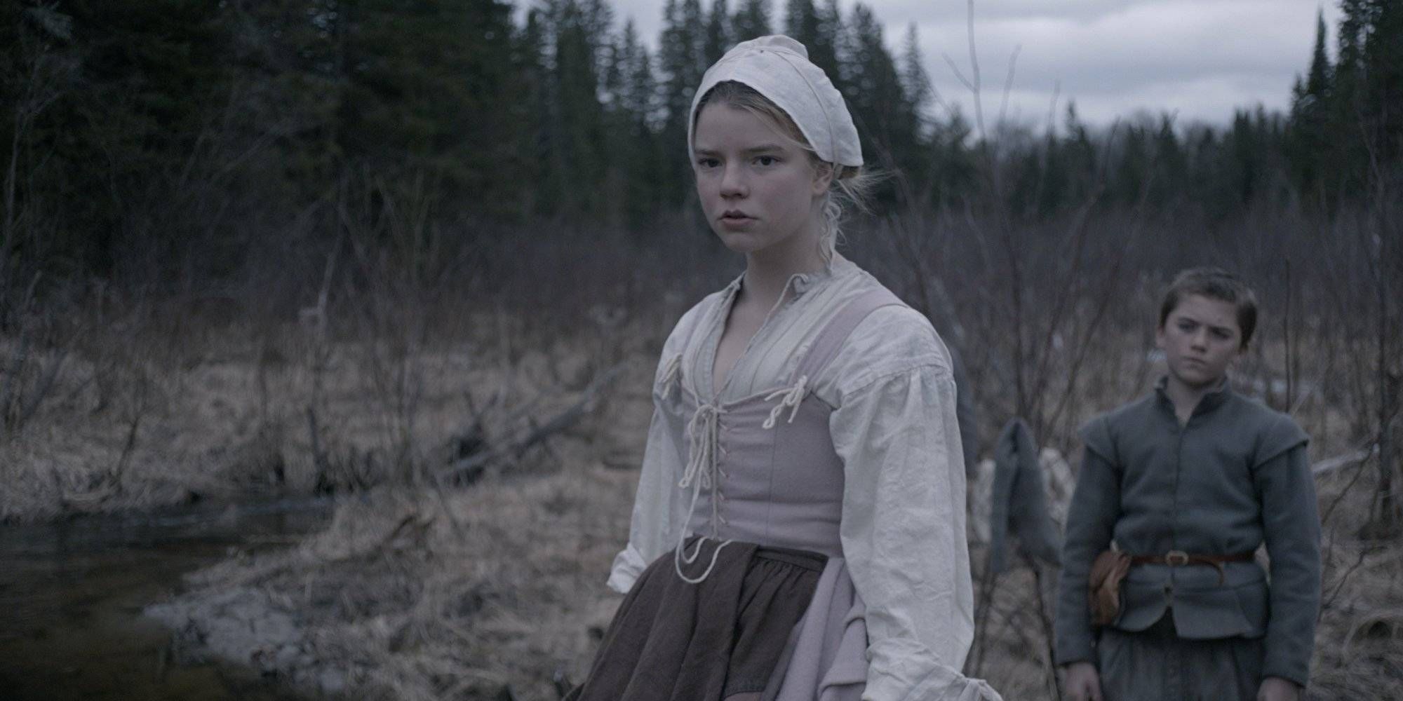 أنيا تايلور جوي تقف في حقل غريب في فيلم The Witch