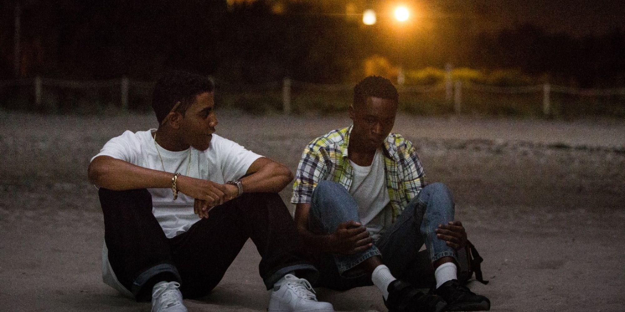 Ashton Sanders et Jharrel Jerome discutent à la plage dans 'Moonlight'.