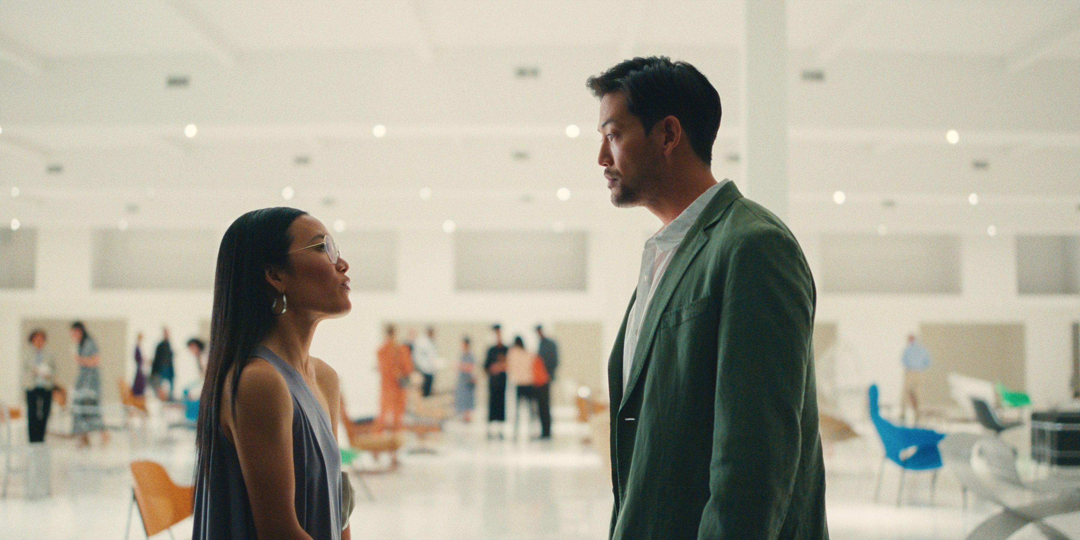 Ali Wong (Amy Lau) parle à un homme dans BEEF.