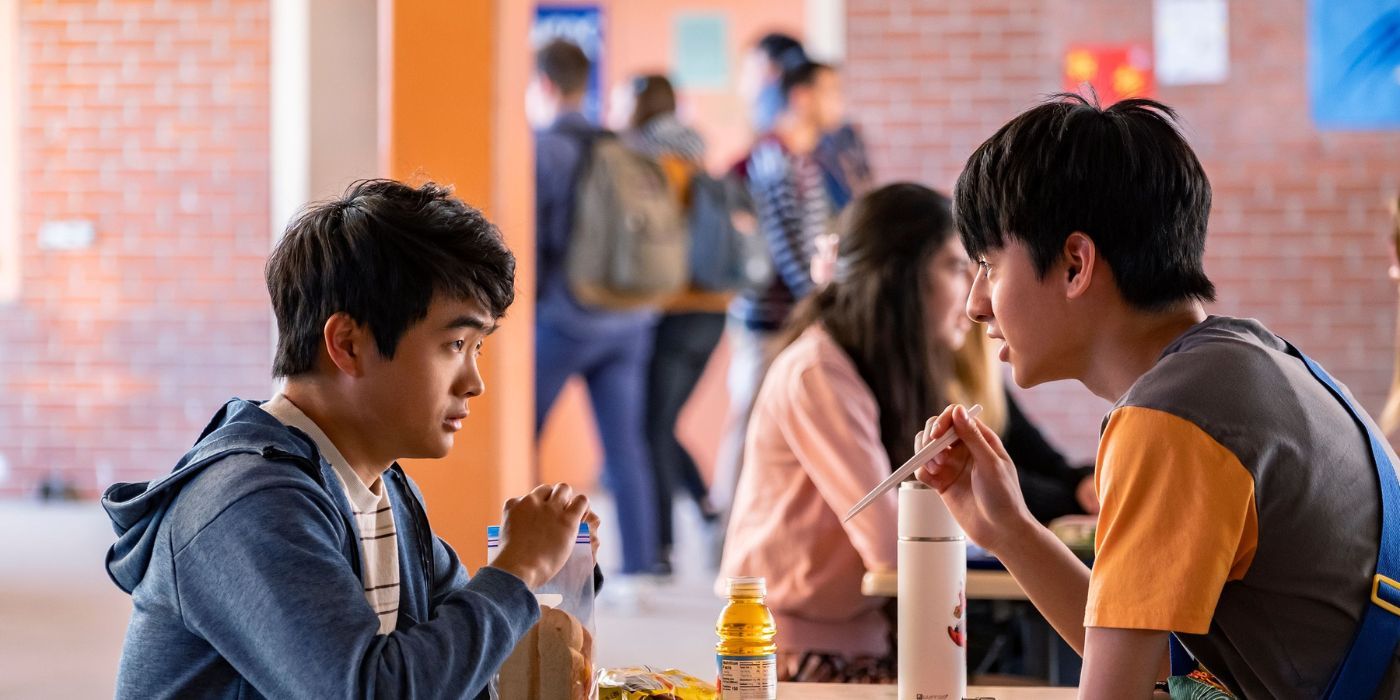 Ben Wang dans le rôle de Jin Wang, déjeunant avec un ami à l'école, en chinois d'origine américaine