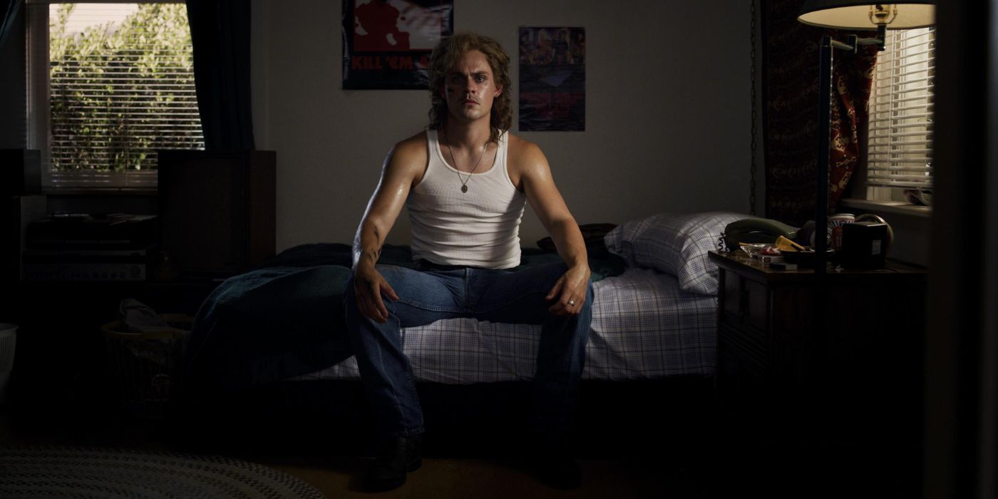 Dacre Montgomery dans le rôle de Billy assis sur son lit après avoir été possédé par le Mind Flayer dans la saison 3 de Stranger Things.