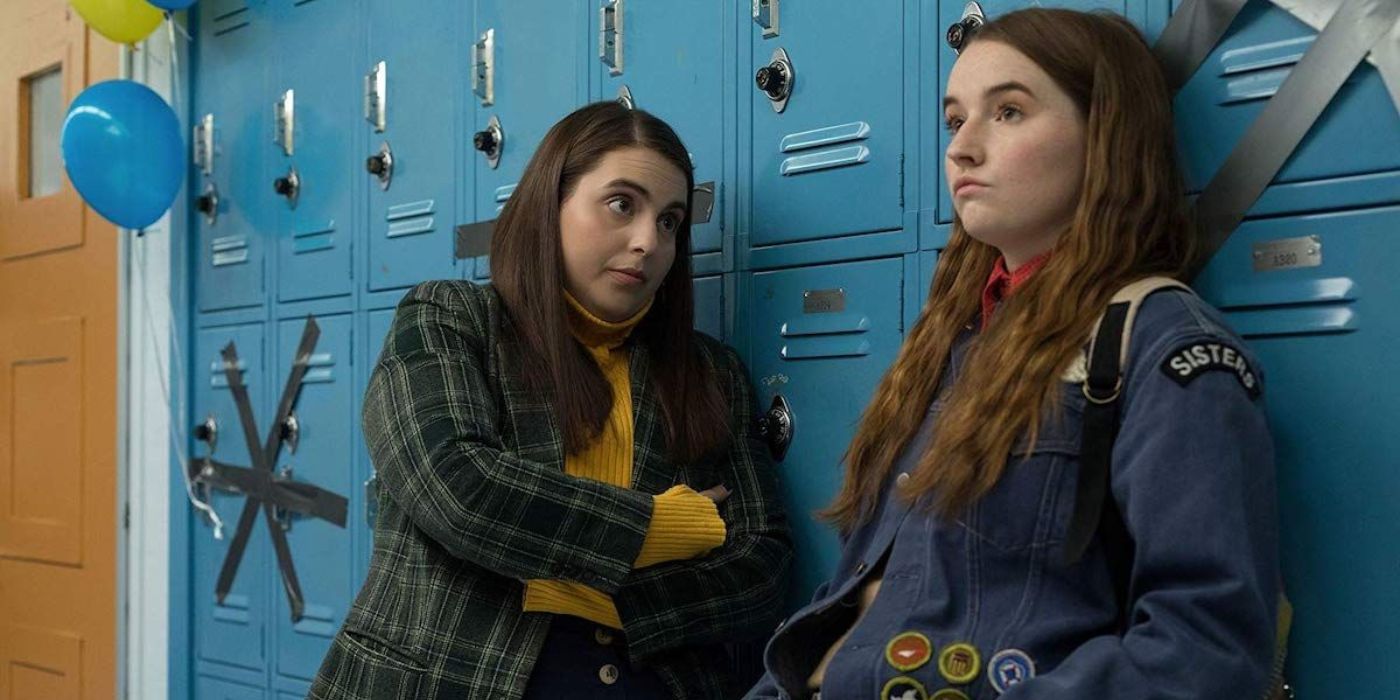 Beanie Feldstein and Kaitlyn Denver as Molly and Amy leaning against the lockers in Booksmart