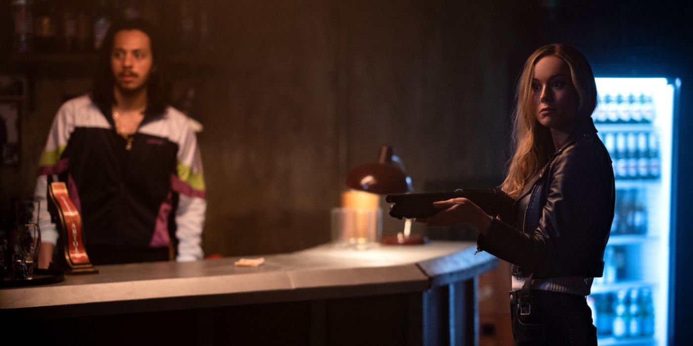 Brie Larson dans le rôle de Tess serrant un fusil de chasse dans un bar dans Fast X.