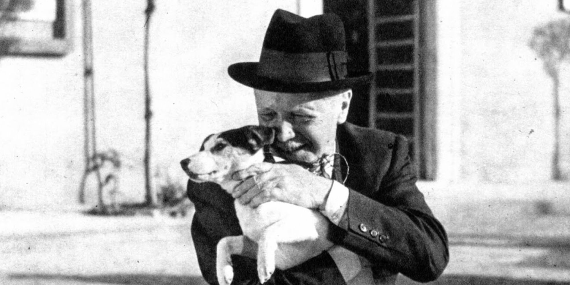 Carlo Battisti tenant un chien dans 'Umberto D.'.