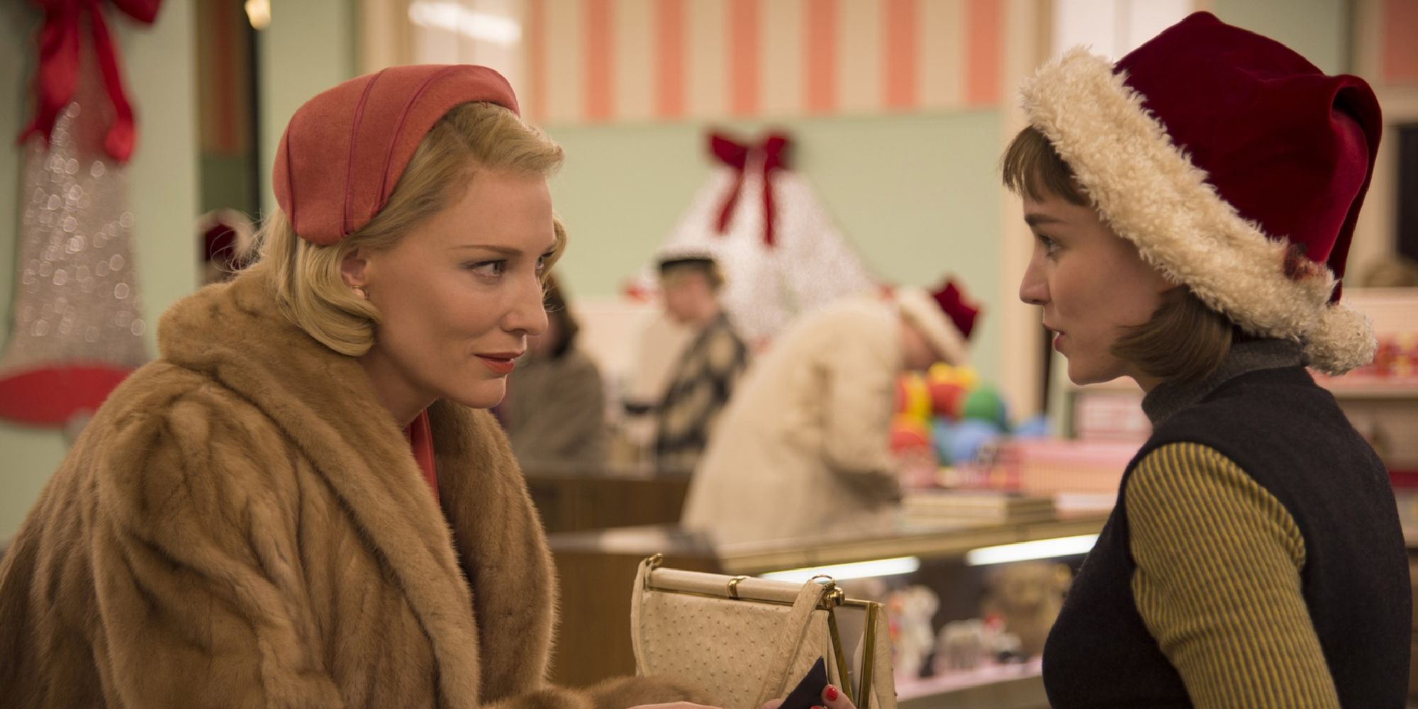 Cate Blanchett discutant avec Rooney Mara dans 'Carol'.