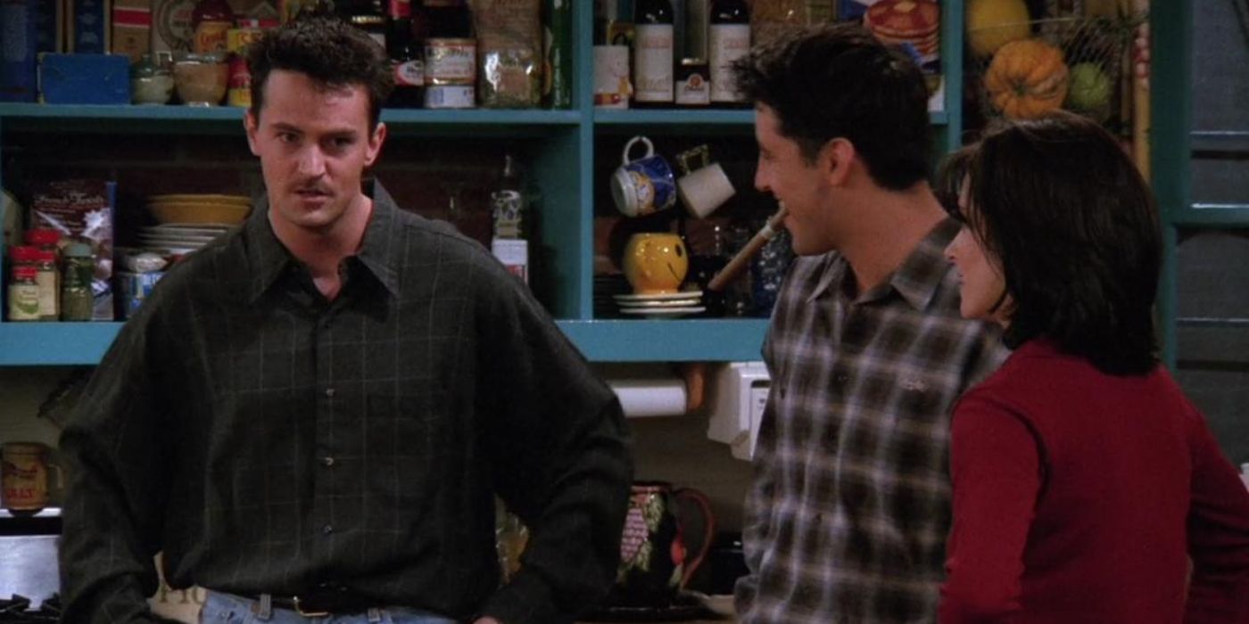 Monica dan Joey menatap Chandler dengan kumis di Friends