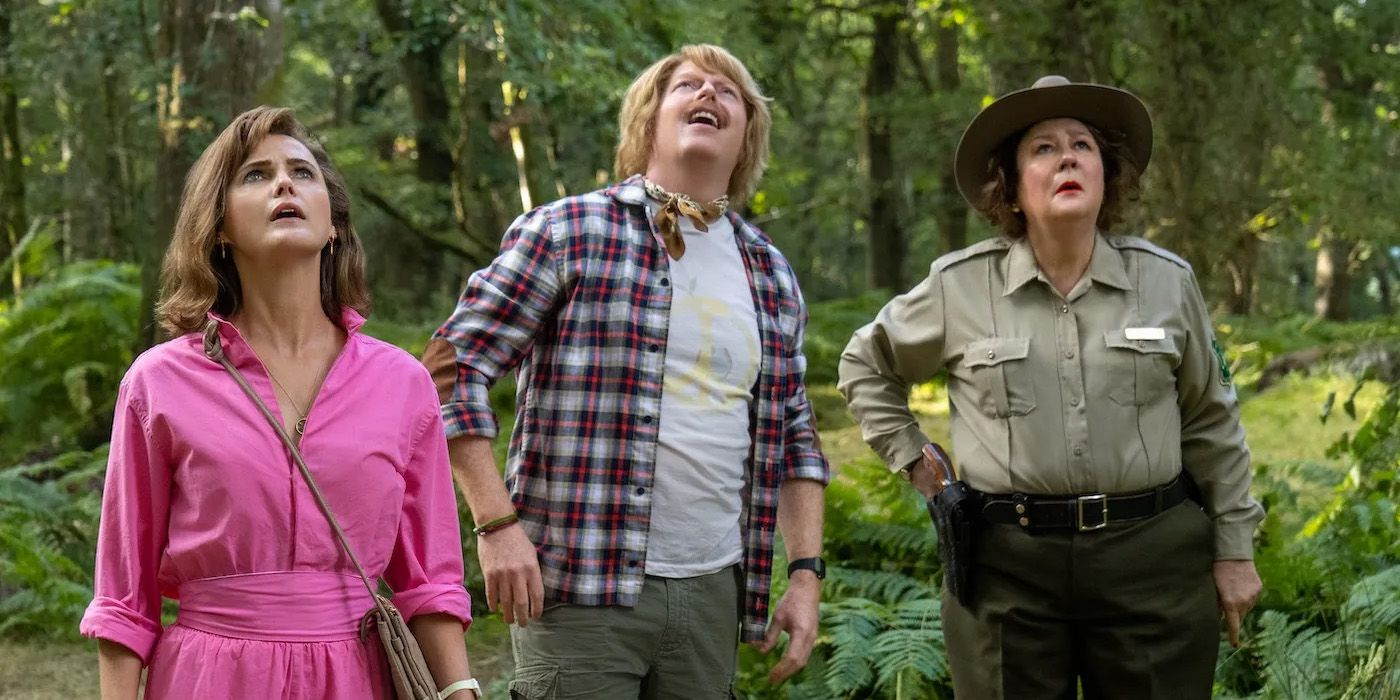 Sari (Keri Russell), Peter (Jesse Tyler Ferguson) et Ranger Liz (Margo Martindale) dans Cocaine Bear, réalisé par Elizabeth Banks.