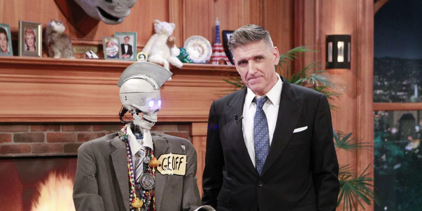 Craig Ferguson debout à côté du squelette Geoff Peterson, son acolyte, sur 'The Late Late Show'