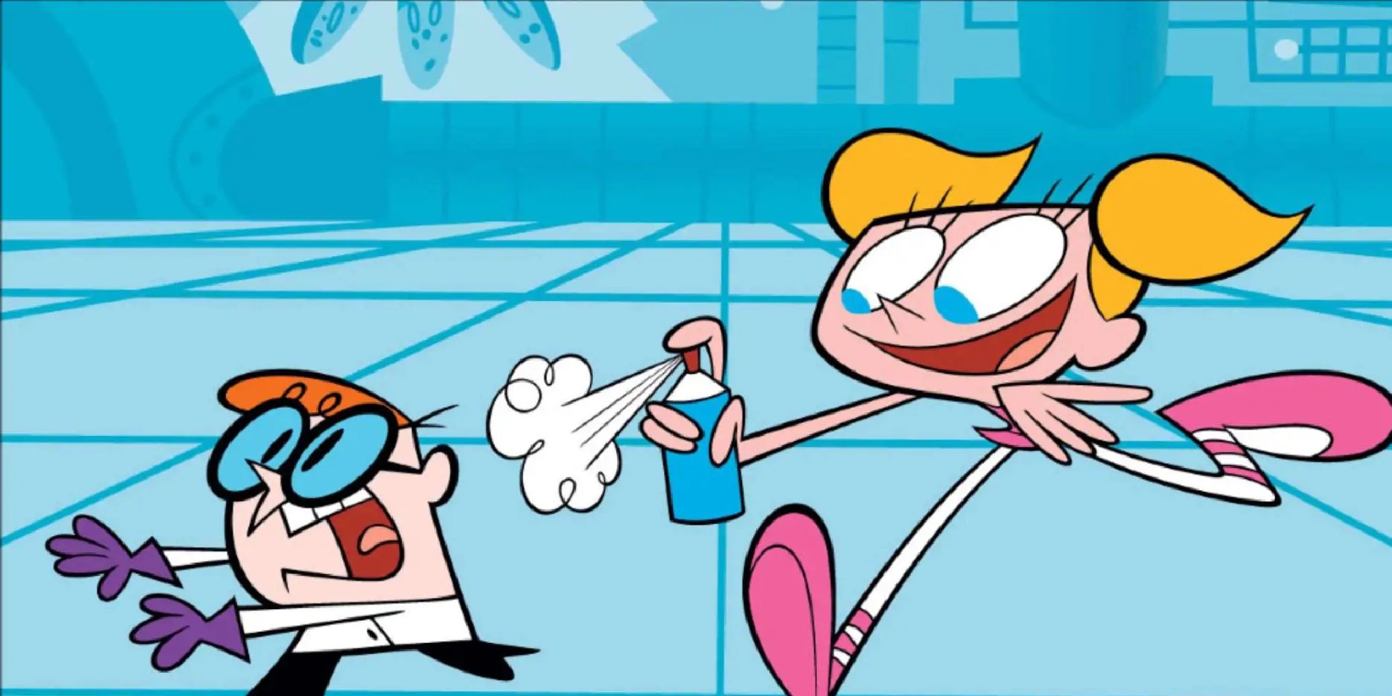 DeeDee poursuit Dexter avec un vaporisateur dans Le Laboratoire de Dexter.
