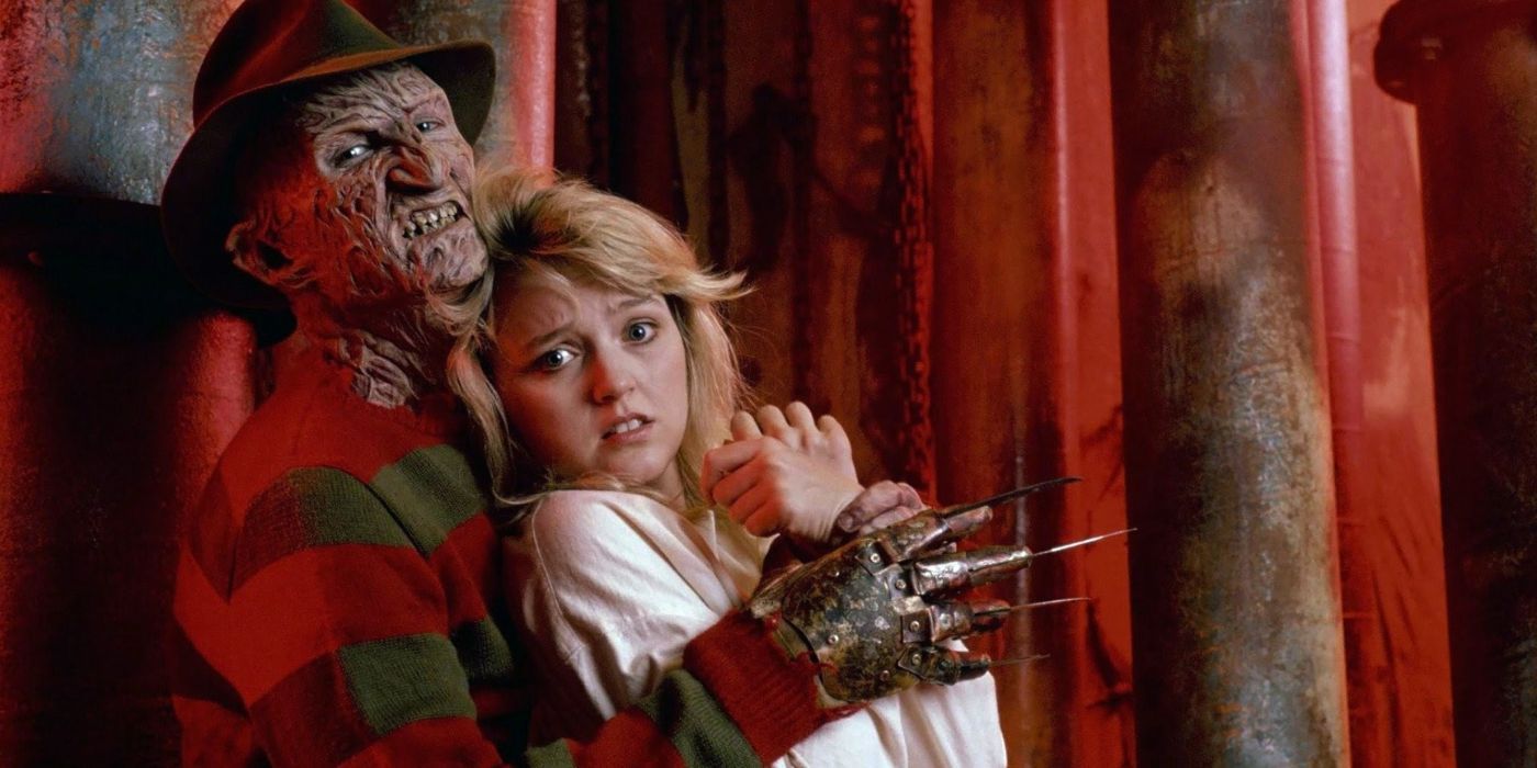 Freddy, joué par Robert Englund, tient Kristen, jouée par Tuesday Knight, dans Les Griffes de la nuit 4 : Le Maître des Rêves.