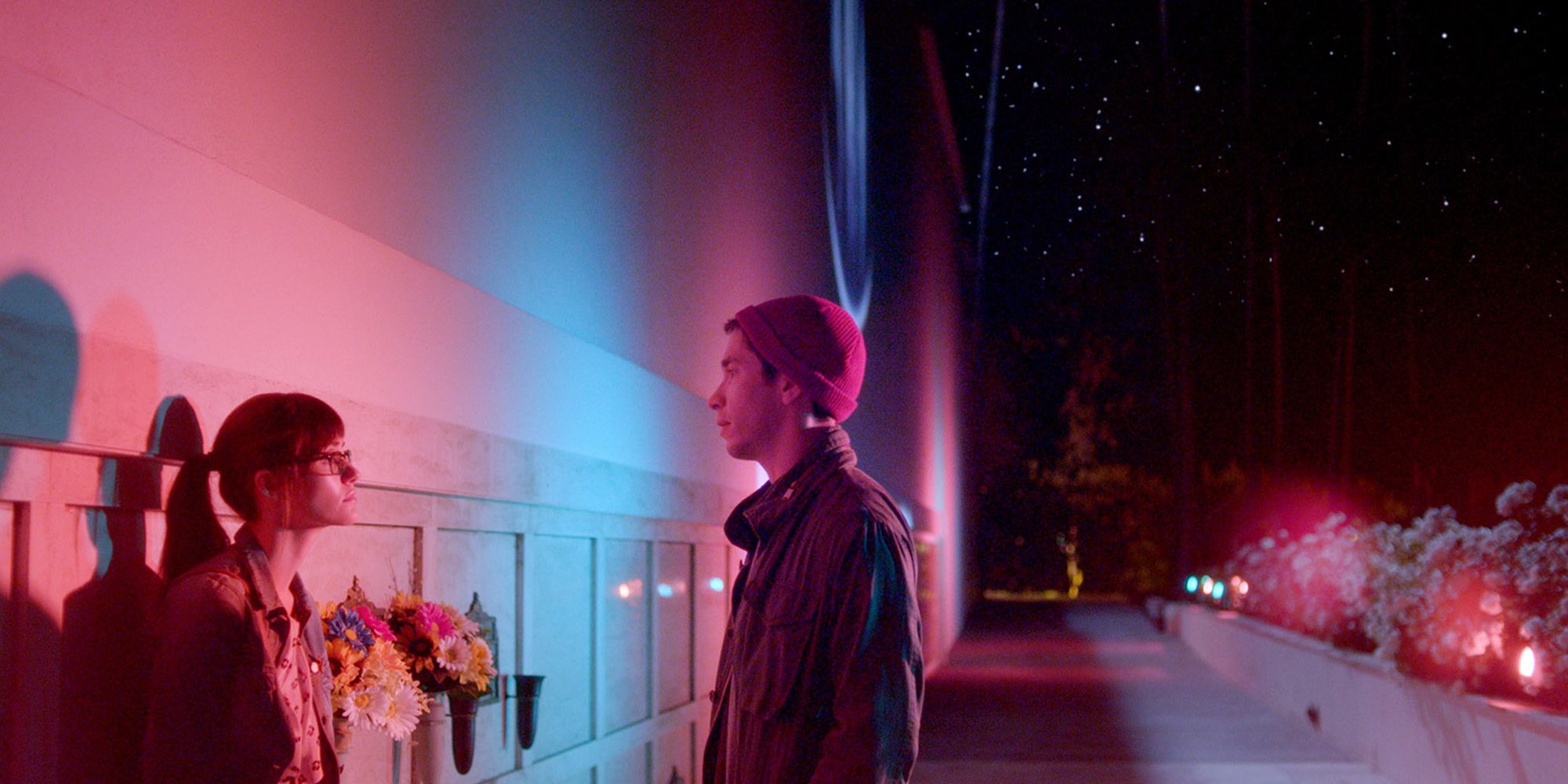 Emmy Rossum et Justin Long se regardant l'un l'autre dans 'Comet'.