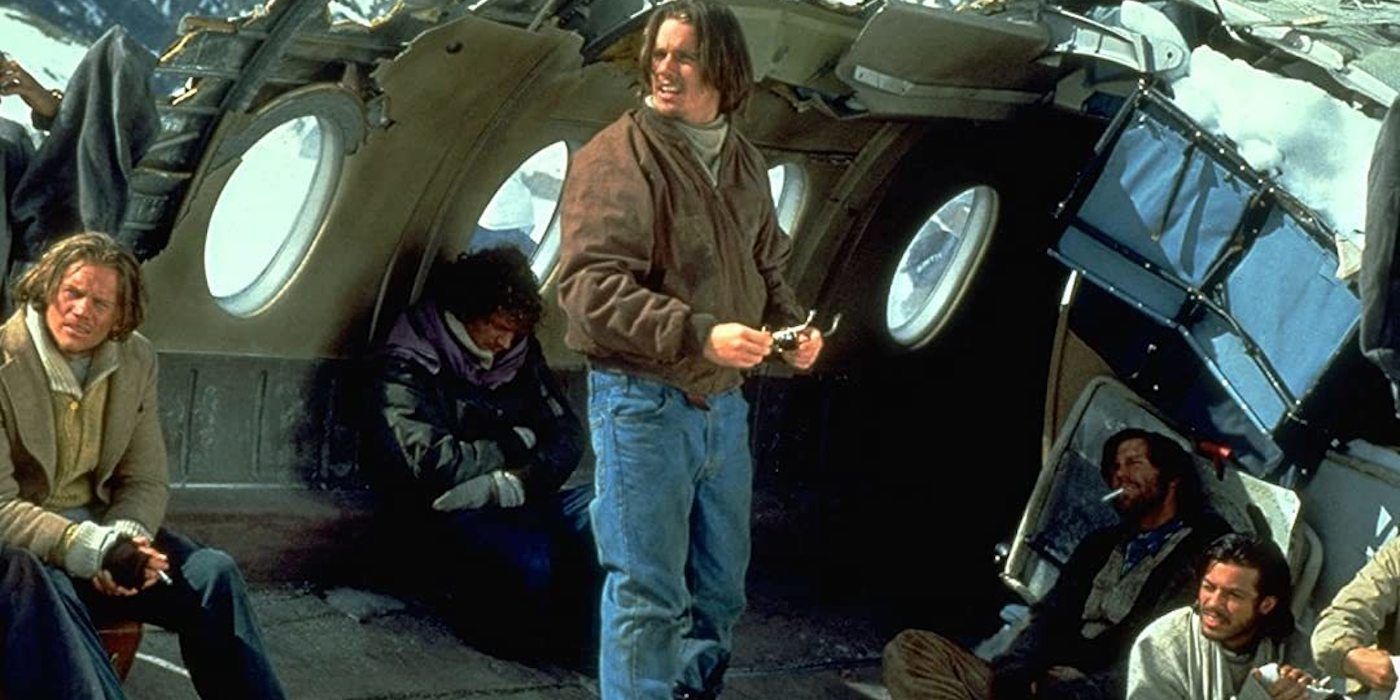 Ethan Hawke di depan pesawat yang jatuh di Alive (1993)