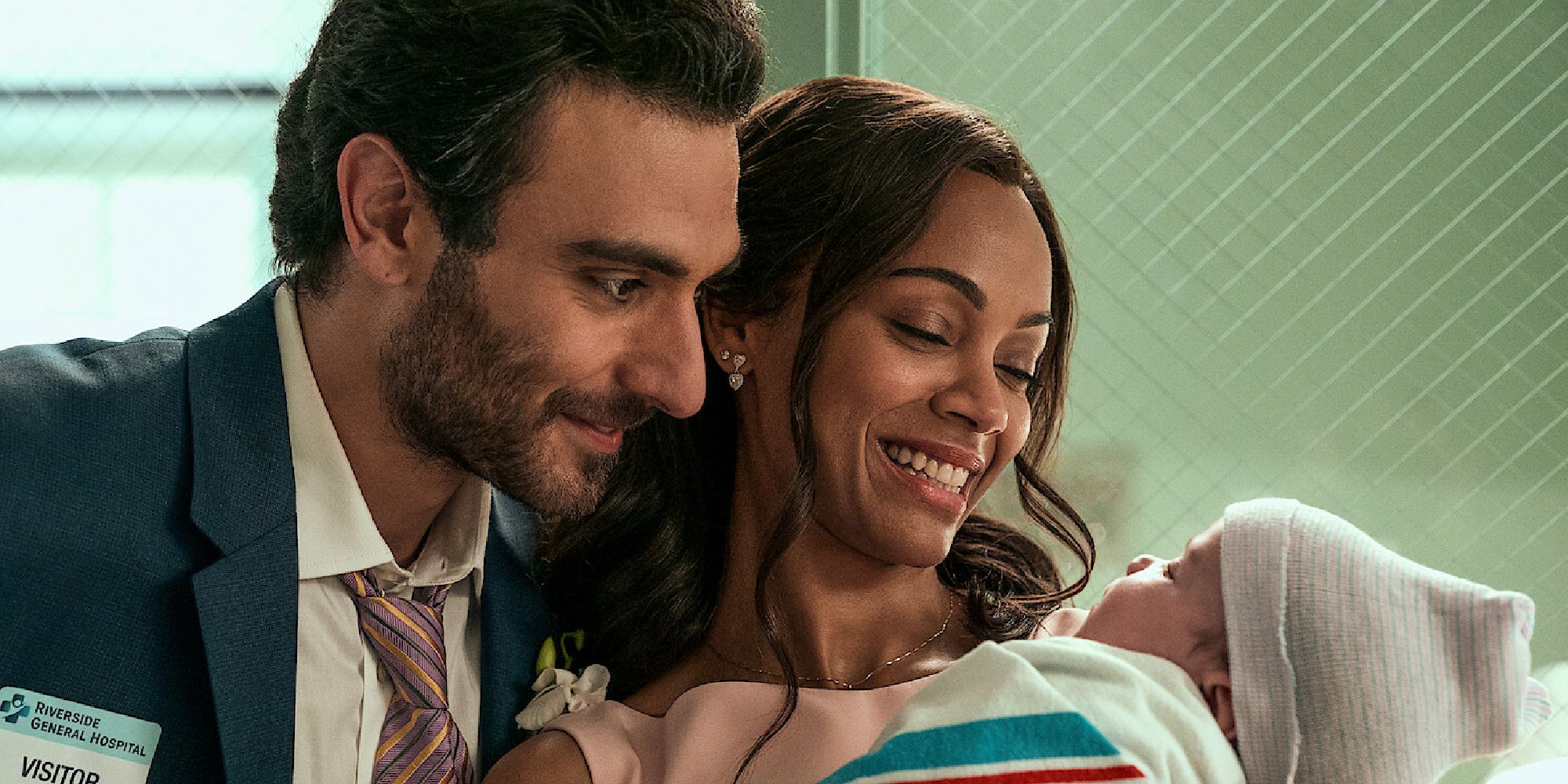 Eugenio Mastrandrea et Zoë Saldaña tenant un bébé dans 'From Scratch'.