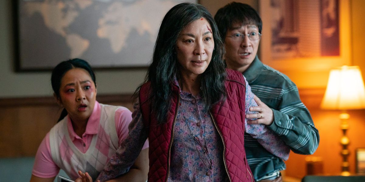 Michelle Yeoh devant Ke Huy Quan et Stephanie Hsu dans 'Everything Everywhere All at Once'.