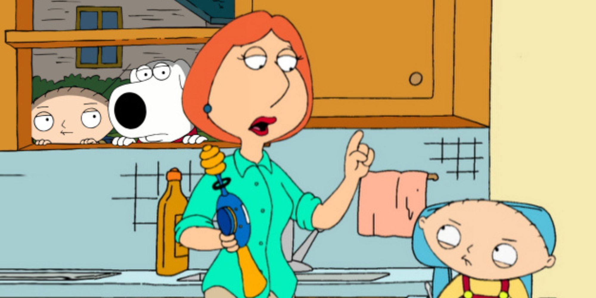 Stewie dan Brian melihat melalui jendela dapur ke arah Lois dan Stewie dalam episode Family Guy Back to the Pilot