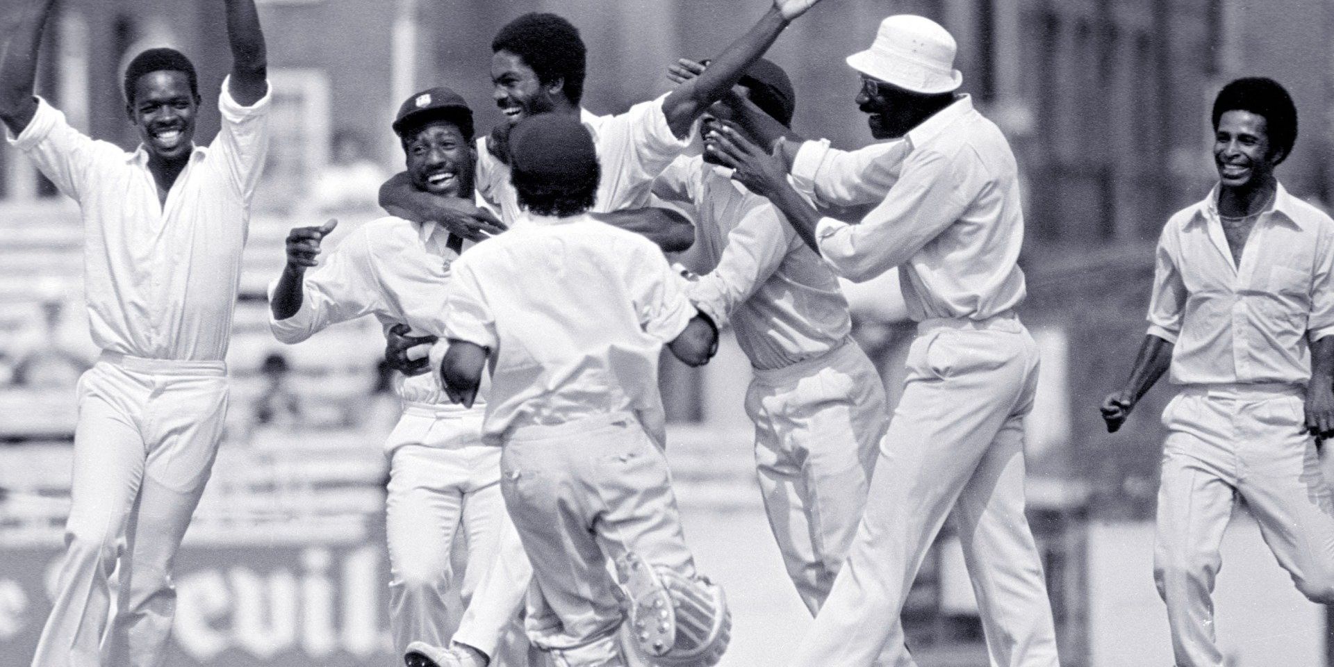 Anggota tim kriket Hindia Barat merayakan kemenangan.