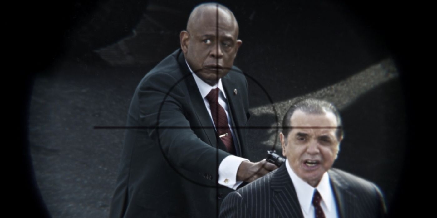 Forest Whitaker vu à travers une lunette de sniper avec Chazz Palminteri en face de lui dans Le Parrain de Harlem.
