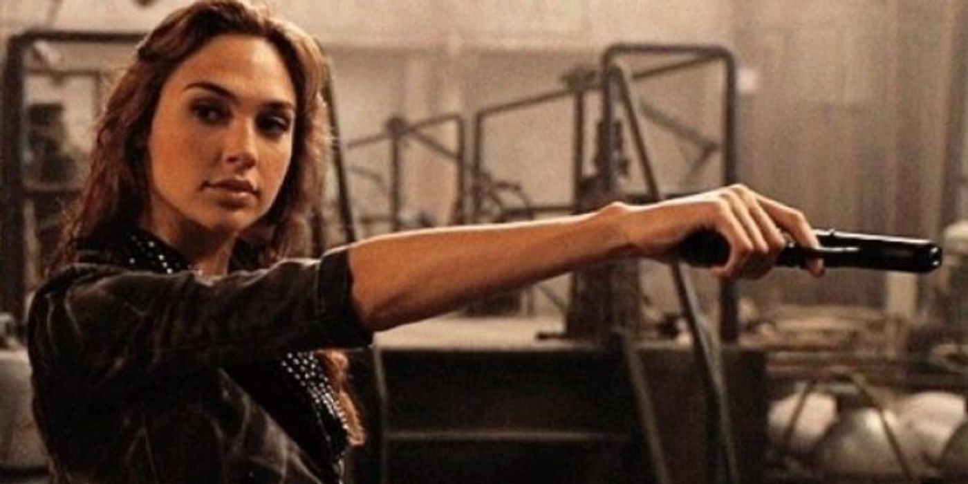Gisele, jouée par Gal Gadot, pointe une arme dans Fast and Furious. 