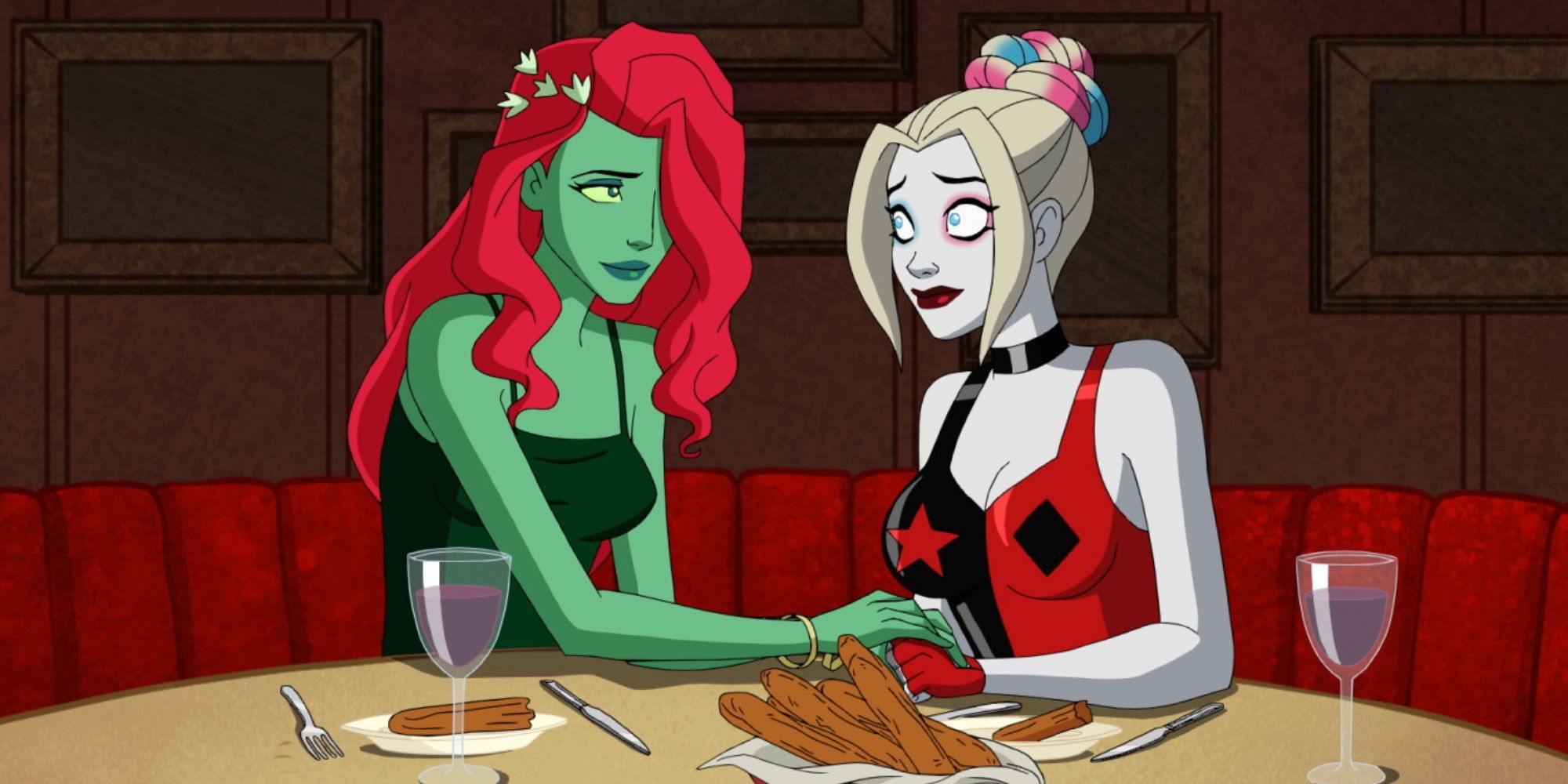 Harley et Ivy ayant un dîner romantique dans 'Harley Quinn'.