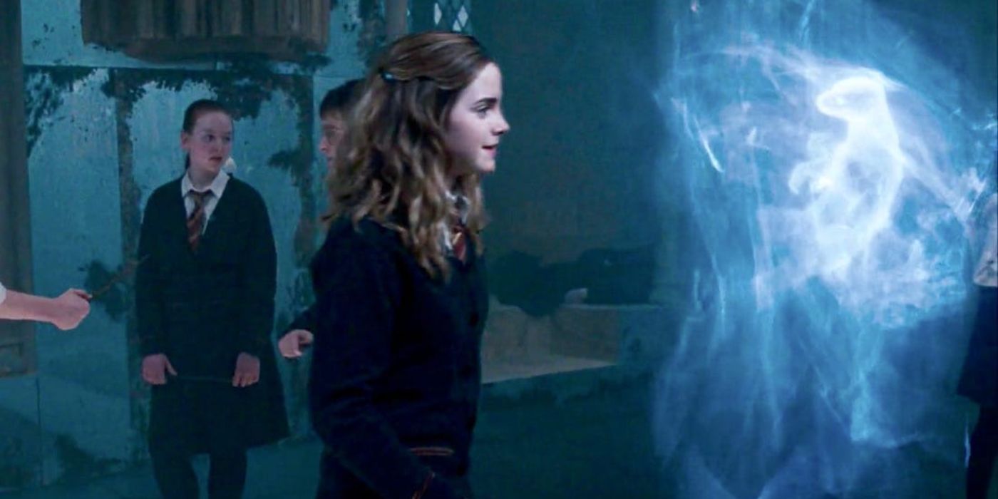 Hermione, diperankan oleh Emma Watson, tersenyum pada patronus berang-berangnya di Harry Potter dan Orde Phoenix