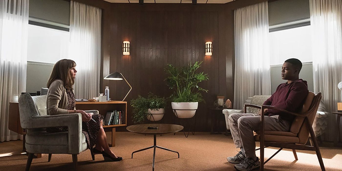 Seorang terapis duduk di hadapan pasiennya dalam sebuah adegan dari Homecoming season 1.