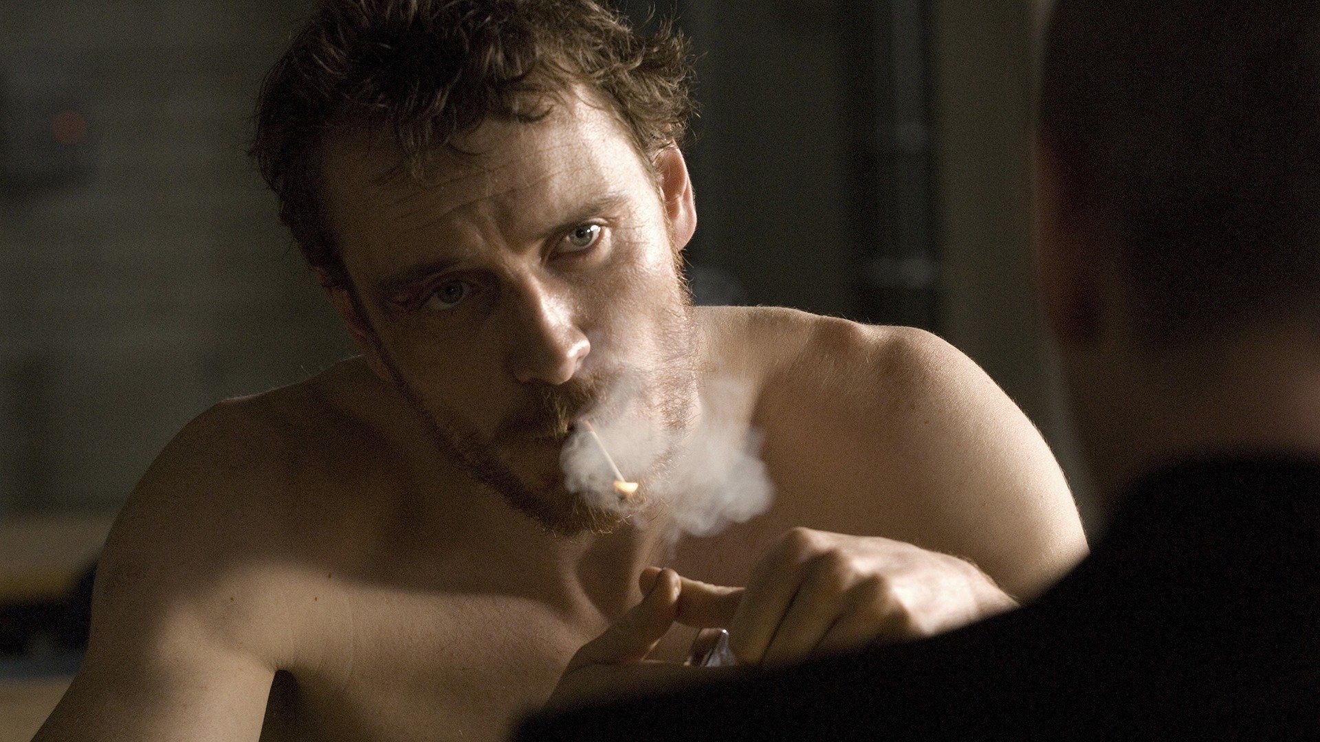 Michael Fassbender merokok dalam sebuah adegan dari Hunger (2008). 