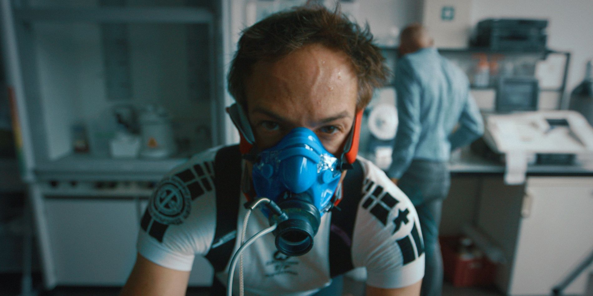 Seorang pria berolahraga di laboratorium dalam film dokumenter Netflix 'Icarus' (2017)