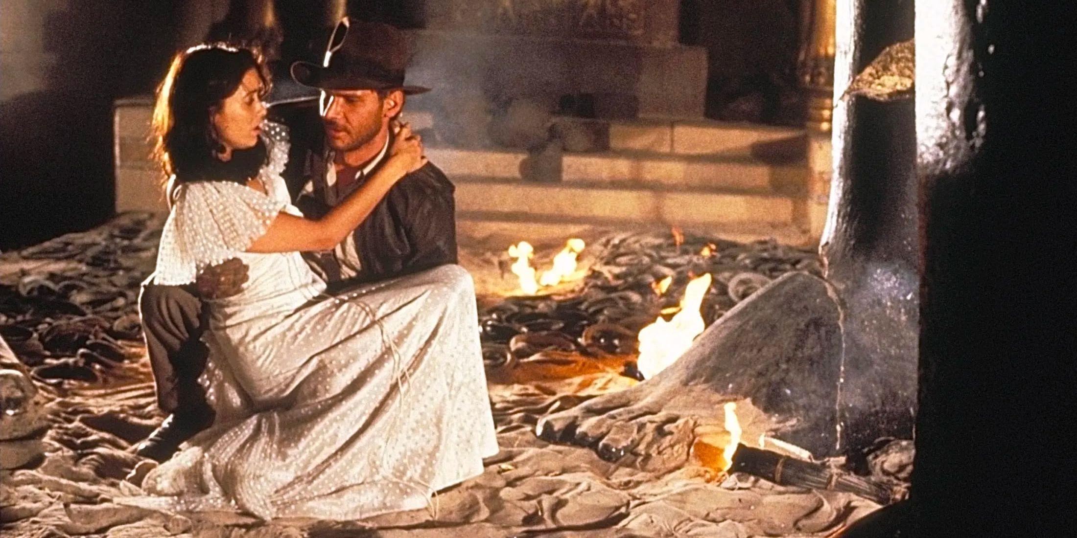 Indiana Jones et Marion coincés dans une fosse infestée de serpents. 