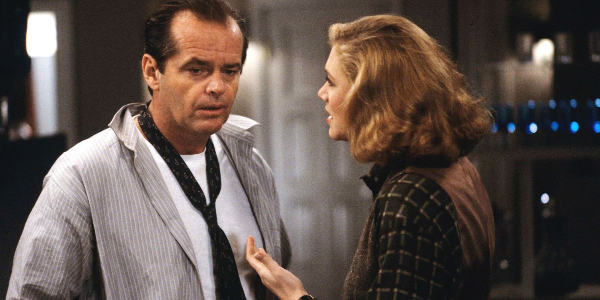 Jack Nicholson conversando com Kathleen Turner em homenagem a Prizzi