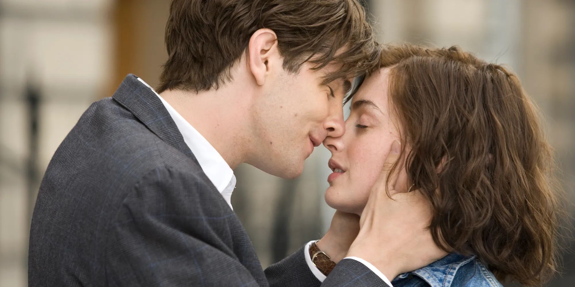 Jim Sturgess et Anne Hathaway se touchent le nez dans 'One Day'.