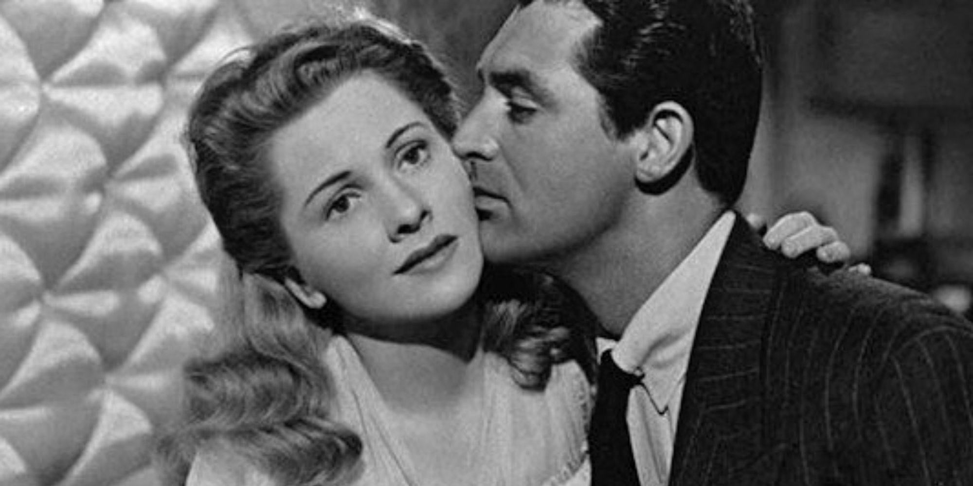 Cary Grant embrassant Joan Fontaine sur la joue dans Suspicion 