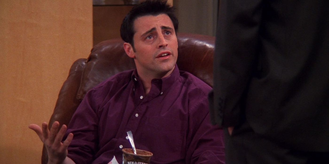 Joey mendongak sambil makan es krim di Friends