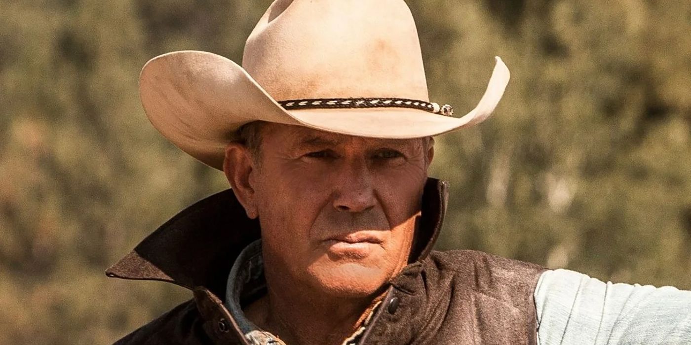 Gros plan d'un John Dutton de Yellowstone au visage sévère, portant un chapeau de cow-boy.