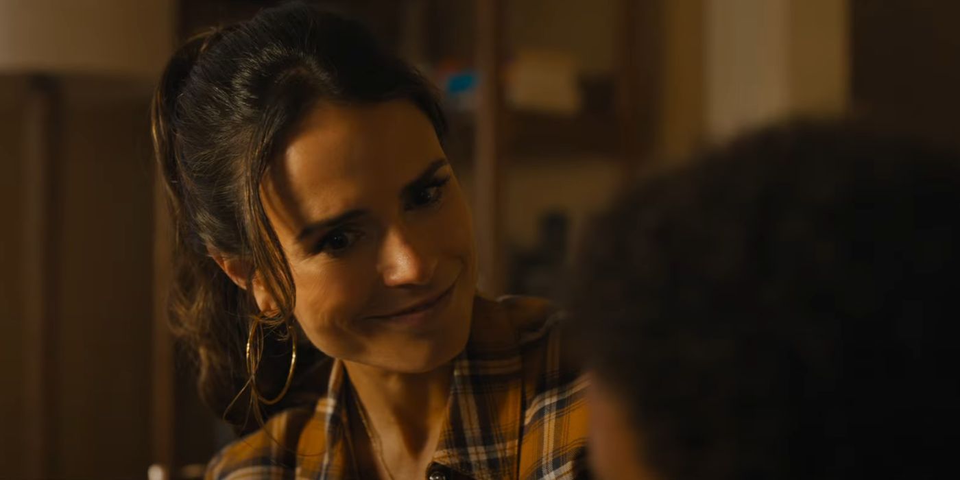 Jordana Brewster souriant dans le rôle de Mia Toretto dans Fast X