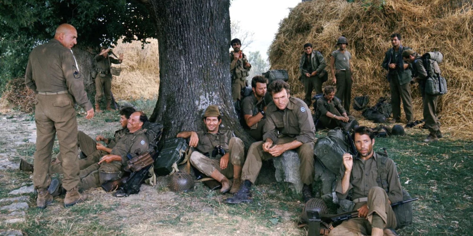 Les acteurs de Kelly's Heroes assis sous un arbre