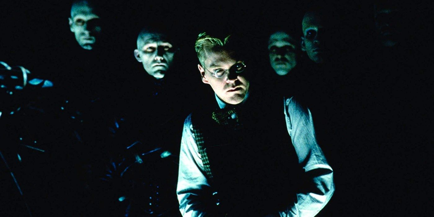 Saniel P. Schreber avec un groupe d'hommes dans Dark City