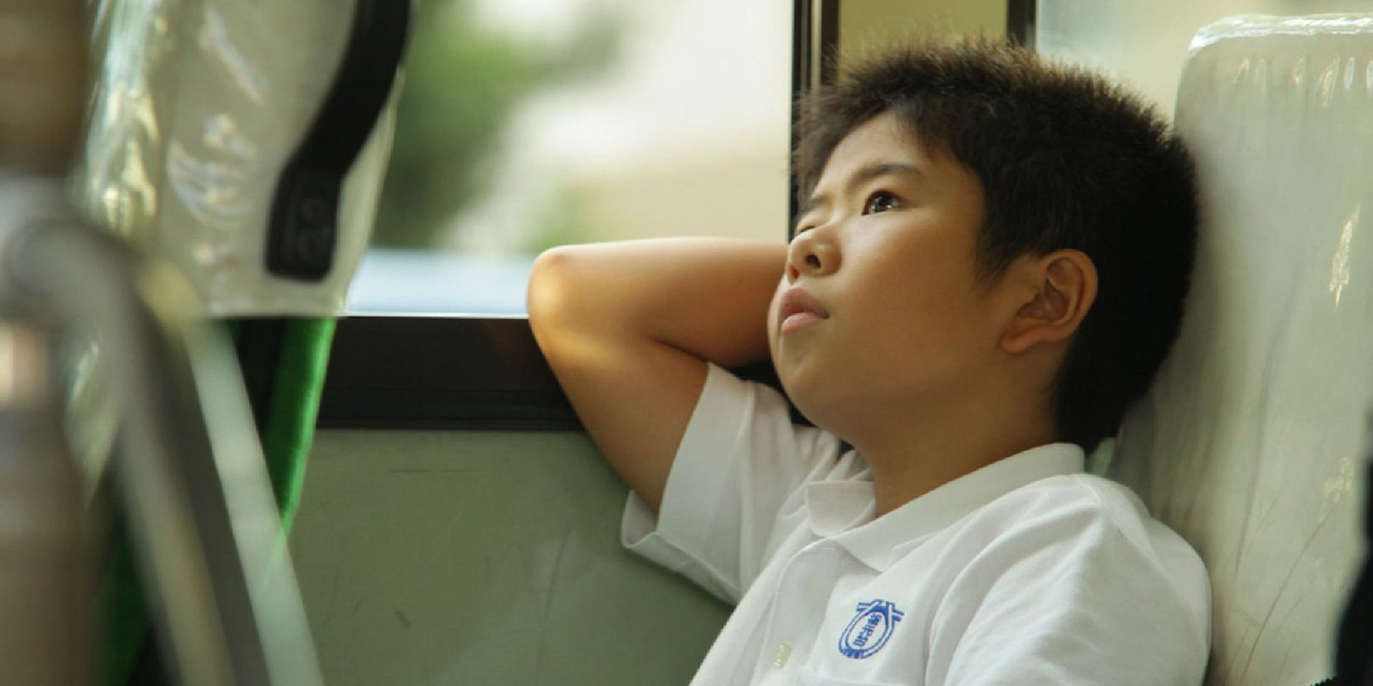 Koki Maeda assis dans un bus dans 'I Wish'.