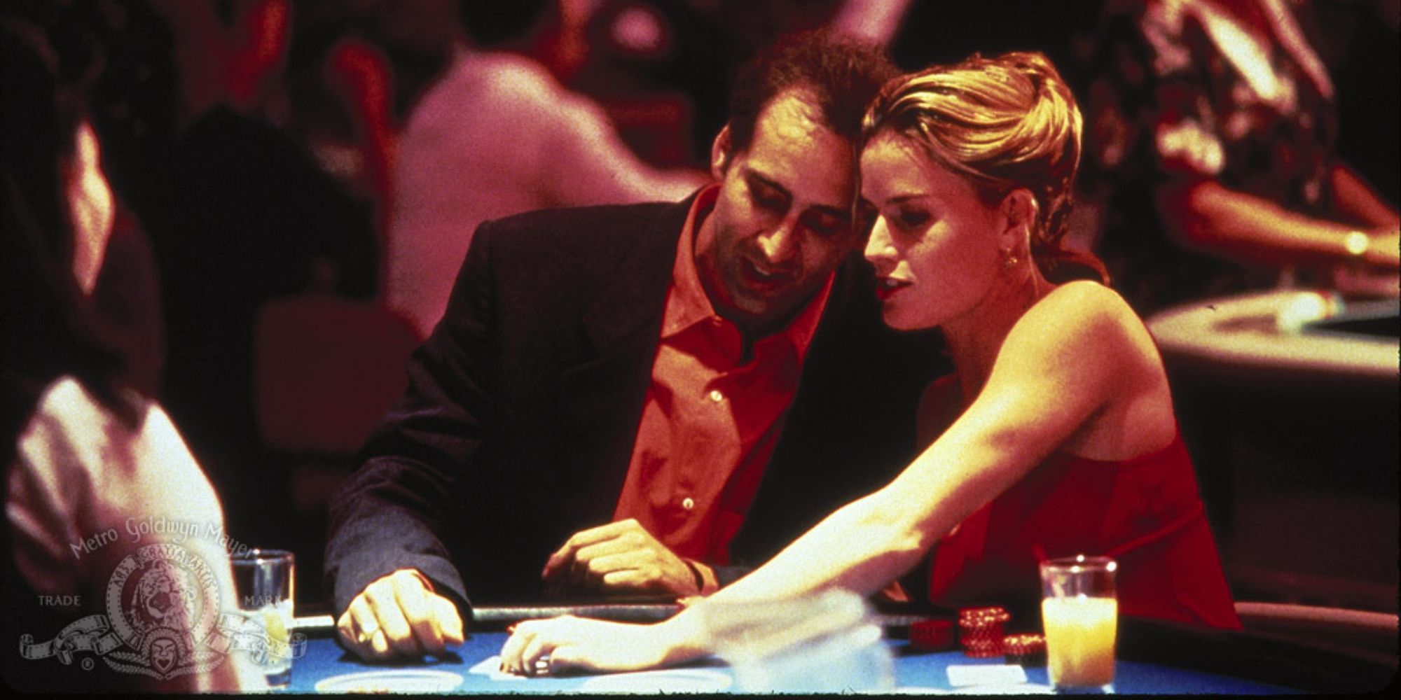 Ben (Nic Cage) và Sera (Elisabeth Shue) chơi bài poker trong phim Rời Las Vegas