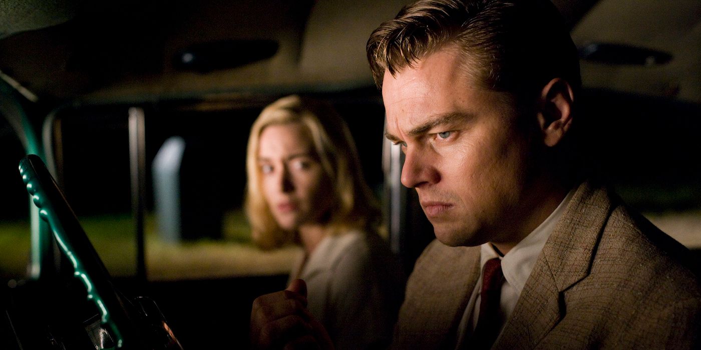 Leonardo DiCaprio dan Kate Winslet di dalam mobil di Revolutionary Road