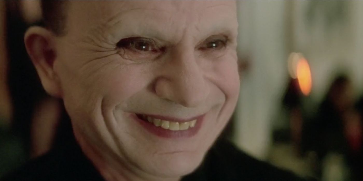 L'homme mystère, joué par Robert Blake, souriant dans 'Lost Highway'.